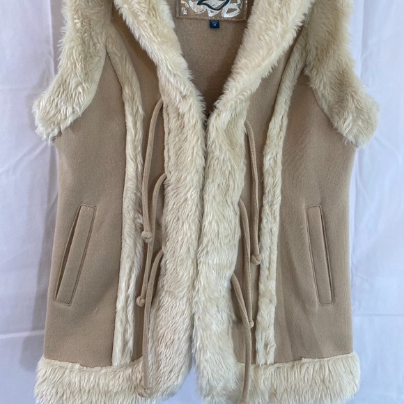 Sebby Faux Fur Cozy Cream Hooded Sleeveless Vest NWOT Women's Size Medium - Picture 3 of 12